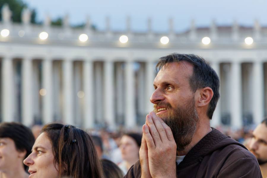 Spectators as His Holiness Pope Francis, The Most Revd and Rt Hon Justin Welby, Archbishop of Canterbury and other Christian leaders take part in the Ecumenical Prayer Vigil in St Peter’s Square Rome. 