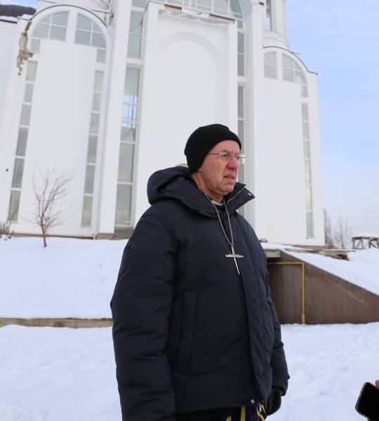 Archbishop of Canterbury visits mass graves in Kyiv