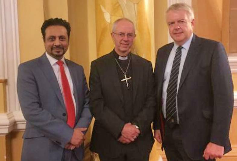 Archbishop Justin Welby with Dr Waqar Azmi (l) and Welsh First Minister Carwyn Jones (r) at the Muslim Council of Wales dinner, Cardiff, Wales, 1 October 2015.