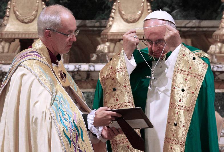 Justin Welby gives Pope Francis the cross of nails 