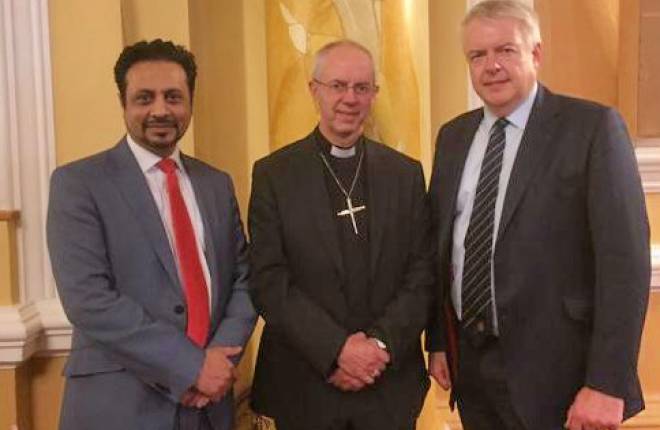 Archbishop Justin Welby with Dr Waqar Azmi (l) and Welsh First Minister Carwyn Jones (r) at the Muslim Council of Wales dinner, Cardiff, Wales, 1 October 2015.